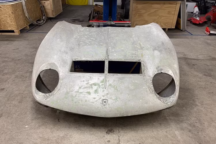 Được biết, nắp ca-pô này từng thuộc về một chiếc siêu xe Lamborghini Miura SV thập niên '70. Sau đó, chiếc siêu xe được chủ nhân thay cho nắp ca-pô nâng cấp mới. Kể từ đó, nắp ca-pô cũ được cất giữ cẩn thận trong garage và chưa từng được lắp lại lên xe. Người ta cho rằng nắp ca-pô này là món quà tuyệt vời dành cho những người đam mê dòng siêu xe Lamborghini Miura. Ngoài ra, chủ sở hữu mới có thể mang chiếc nắp ca-pô đi phục chế và biến đổi thành tác phẩm nghệ thuật để trang trí trong nhà hoặc trưng bày ở bất kỳ đâu.