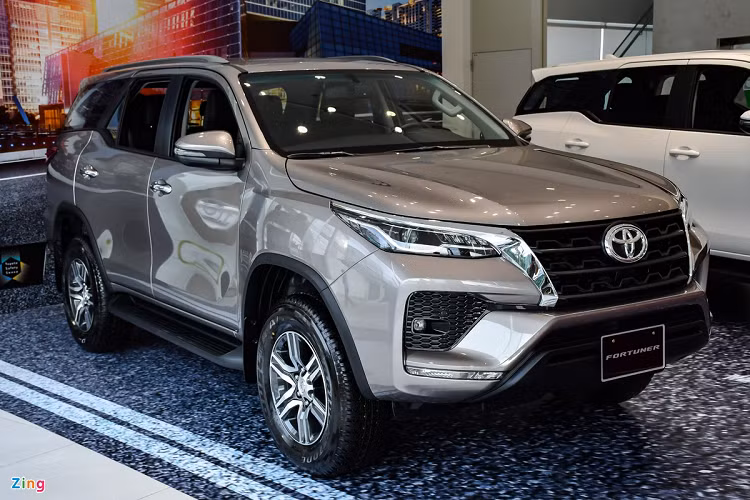 3. Toyota Fortuner - 268 xe: Tương tự những tháng trước, Toyota Fortuner thế hệ mới vẫn xếp sau Hyundai Santa Fe. Kể từ tháng 1, Fortuner phải chịu đứng sau Sorento và chấp nhận vị trí thứ 3. Từ ông vua doanh số ở các năm trước, Fortuner dần kém hấp dẫn vì chậm thay đổi so với các đối thủ. 