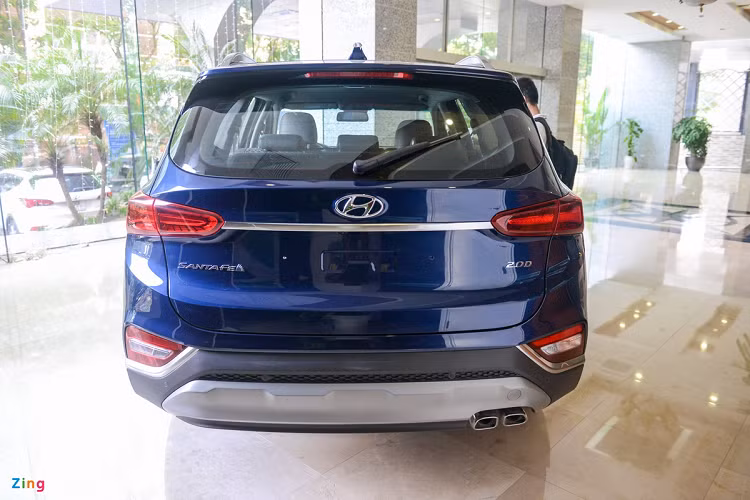 Hyundai Santa Fe đang phân phối tại Việt Nam thuộc thế hệ thứ 4, ra mắt vào đầu năm 2019. Phiên bản facelift của mẫu xe này đã xuất hiện tại Việt Nam hồi cuối năm 2020. Tuy nhiên, đại diện TC Motor cho biết chưa có kế hoạch giới thiệu và phân phối Santa Fe 2021 tại thị trường Việt Nam.