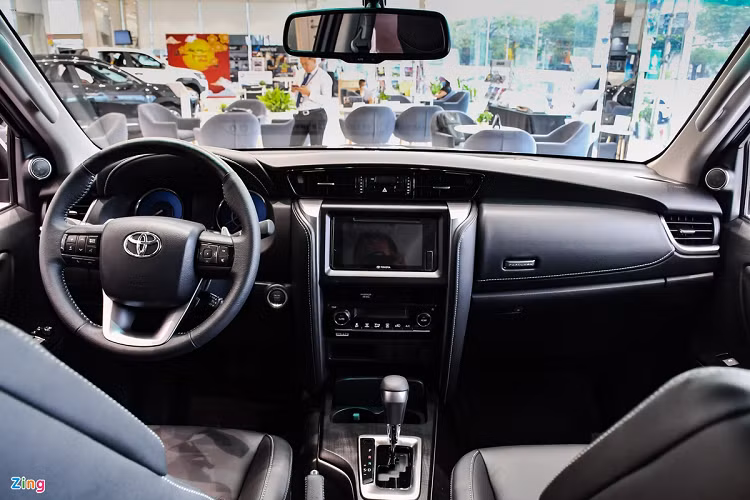 Những thay đổi nhỏ của Fortuner 2021 vẫn bị đánh giá là lỗi thời hơn các mẫu xe Hàn. Ngay cả chiếc Santa Fe ra mắt đầu năm 2019 cũng hiện đại hơn Fortuner 2021. Fortuner 2021 có ngoại hình hiện đại và thể thao hơn trước. Đáng chú ý là đời 2021 có thêm phiên bản thể thao Legender với các chi tiết đặc trưng. Fortuner đang được phân phối với 7 phiên bản, có giá từ 995 triệu đồng đến 1,434 tỷ đồng. 