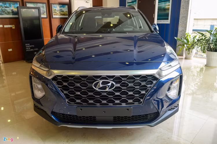 Việc Hyundai Santa Fe nói riêng và toàn phân khúc đều giảm doanh số ở 2 tháng liên tiếp đến từ việc người tiêu dùng đã "dồn" mua xe ở tháng 12 - tháng cuối cùng Nghị định 70 còn hiệu lực. Ở các tháng sau đó, nhu cầu mua xe giảm kết hợp với ưu đãi 50% phí trước bạ của Chính phủ kết thúc dẫn đến sự ảm đạm của toàn thị trường. Dù các hãng có tung ra các chương trình khuyến mại riêng nhưng nhìn chung không mang tính lâu dài nên chưa đủ để kích cầu. 