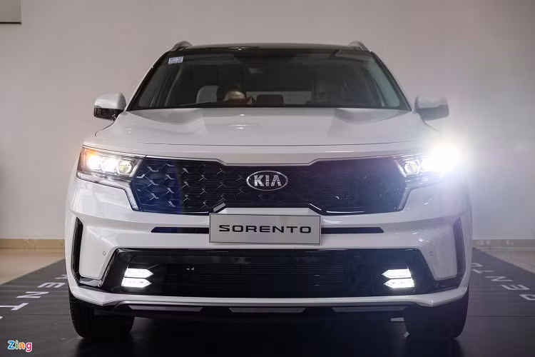 2. Kia Sorento - 306 xe: Bên cạnh sự giảm đều của toàn nhóm, Kia Sorento có tỷ lệ giảm cao nhất, khoảng 67,6%, từ 946 xe xuống còn 306 xe. Chính tỷ lệ giảm cao của Sorento đã khiến mẫu xe này bị Santa Fe vượt mặt. 