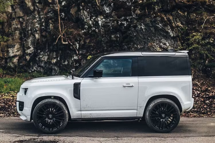 Phiên bản Land Rover Defender Startech có nước sơn chủ đạo màu trắng và có các điểm nhấn màu đen như trụ A và B, cửa kính phía sau, ốp trang trí bên hông... Nâng cấp đáng chú ý nhất là bộ la-zăng Monostar E đa chấu kích thước lên đến 23 inch và lốp cỡ 305/35.