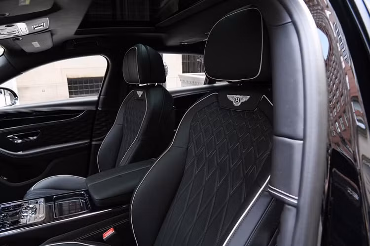 Những chi tiết đặc biệt của Flying Spur V8 First Edition 2021 sẽ thể hiện ở bậc cửa với dòng chữ Bentley phát sáng và phía trên còn có dòng chữ First Edition lồng vào trong logo cờ Anh, logo hình quốc kỳ Anh với số 1 còn xuất hiện trên bảng táp-lô, trước mặt ghế phụ của xe... 