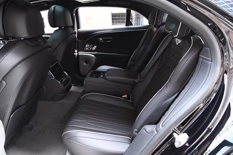 Bentley Flying Spur First Edition 2021 của doanh nhân Đức Huy có màn hình xoay 3 chế độ độc đáo, đầu tiên là những mảnh gỗ ốp cao cấp, hai chế độ còn lại là màn hình cảm ứng 12.3 inch phục vụ thông tin giải trí và một chế độ gồm ba đồng hồ cơ.