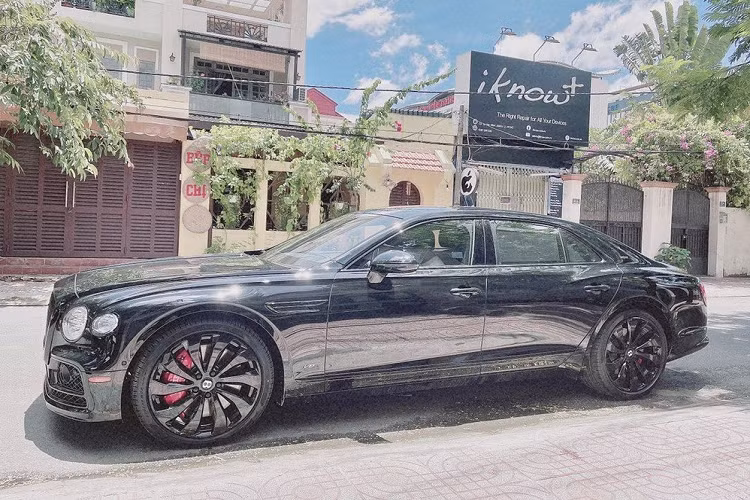 Doanh nhân Đức Huy đã chính thức tậu Bentley Flying Spur thế hệ thứ 3 và gây chú ý cho giới mê xe. Không dừng lại ở đó, anh lại "nhá hàng" thêm chiếc siêu xe Ferrari SF90 Stradale đắt tiền khác. Mới đây, Anthony - con trai Lệ Quyên và chồng cũ Đức Huy đã gây chú ý khi đăng tải hình ảnh một chiếc xe nhìn là thấy đắt tiền lên trang cá nhân kèm dòng: "New Bentley from dad".