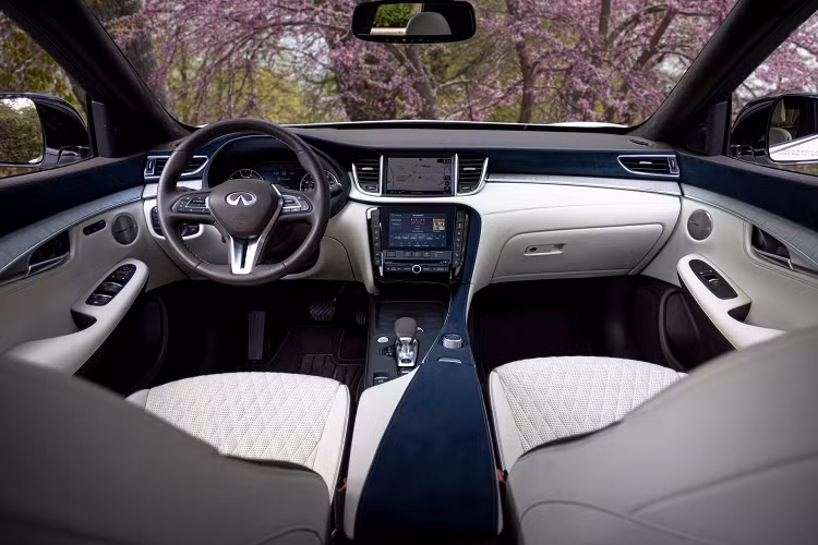 Cao hơn một chút là phiên bản Infiniti QX50 Luxe có giá bán từ 42.350 USD (khoảng 975 triệu đồng). Phiên bản này cũng tăng 850 USD so với trước nhưng không thay đổi quá nhiều. Khách hàng mua phiên bản Infiniti QX50 Luxe có thể nâng cấp gói ngoại hình Appearance Package trị giá 1.200 USD.