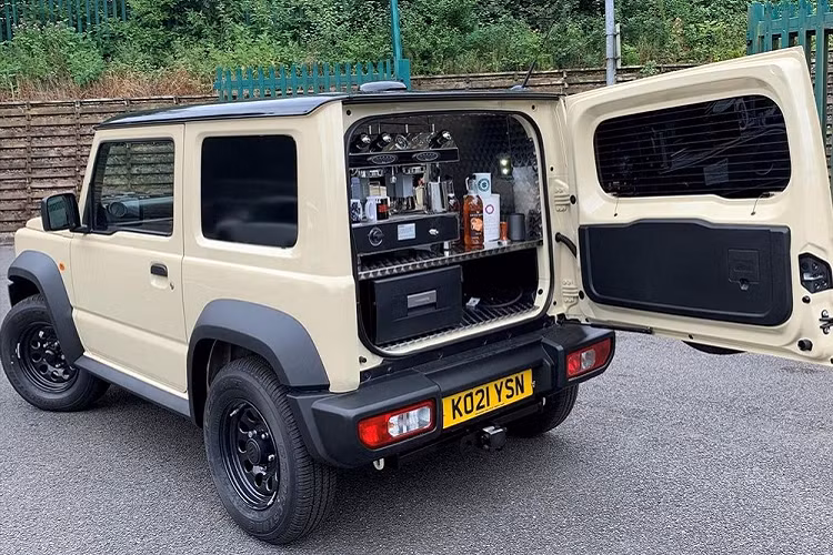 Được hoàn thành vào tháng 8, Jimny Beans tích hợp nhiều trang bị độ theo yêu cầu của Suzuki để tối ưu hóa không gian quầy cà phê và thời gian nghỉ xả hơi trong kích thước nội thất nhỏ gọn của chiếc xe.