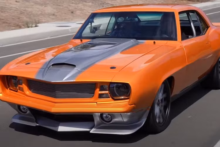 Đối với những người hâm mộ xe cơ bắp Mỹ, Chevrolet Camaro đời 1969 được coi là một biểu tượng thực sự và một công ty độ xe có tên Vintage Fabrication ở Los Angeles mới đây đã phục chế kiêm độ thành công một chiếc Camaro 1969.