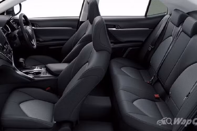 Đối với Daihatsu, Altis là dòng sản phẩm cao cấp nhất hiện tại. Về diện mạo, Daihatsu Altis giống hệt Camry, chỉ có logo thương hiệu là khác. Chưa kể, tại Nhật Bản, Daihatsu Altis cũng chỉ được cung cấp với hệ truyền động hybrid tương tự như phiên bản Camry ở Nhật.