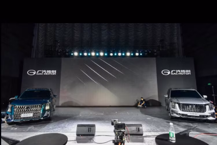 Vào cuối tháng 7/2021, GAC đã cho ra mắt Trumpchi GS8 thế hệ thứ hai sở hữu hai động cơ xăng và hybrid với thiết kế khác nhau. GAC kì vọng hai mẫu xe mới này sẽ làm nên kì tích một lần nữa. Nó được phát triển dựa trên cơ sở gầm bệ GPMA, chiếc SUV có kích thước dài x rộng x cao lần lượt là 4.980 mm x 1.950 mm x 1.780 mm với chiều dài cơ sở 2.920mm. So với Trumpchi GS8 trước đó, nó có chiều dài + 145mm, chiều rộng + 40mm, chiều cao thấp hơn 5mm và chiều dài cơ sở + 120mm.