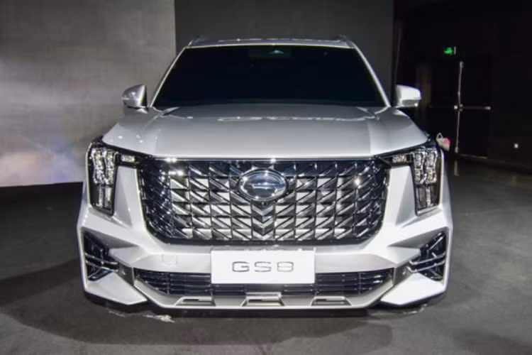 GAC Trumpchi GS8 2022 mới bản cao cấp được trang bị bộ mâm 21 inch với thiết kế khá phức tạp và được bao bởi lốp Michelin PS4 SUV với kích thước 265/45 R21. Còn các phiên bản khác sẽ sử dụng bộ vành 19-20 icnh.