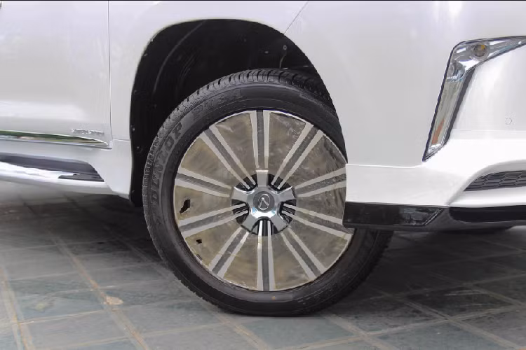 Thiết kế ngoại thất của LX570 Supersport 2021 mới không khác biệt nhiều phiên bản phân phối chính hãng, ngoại trừ mặt ca-lăng dạng mắt lưới thay vì chứa thanh ngang, đi kèm một số chi tiết mạ crôm. Xe có chiều dài x rộng x cao tương ứng 5.080 x 1.980 x 1.865 mm.