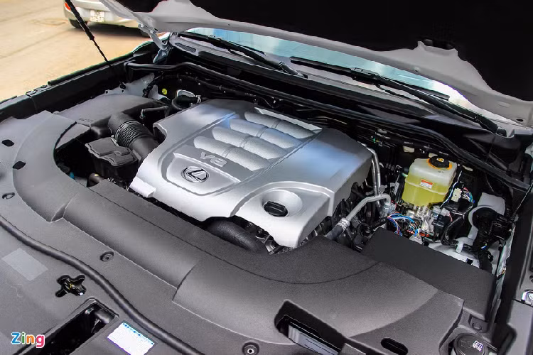 Mẫu SUV hạng sang Lexus LX570 Supersport 2021 vẫn được trang bị động cơ xăng V8 5.7L, công suất 383 mã lực, mô-men xoắn 546 Nm, hộp số 8 AT và các tính năng hỗ trợ đi địa hình. Xe có giá hơn 10 tỷ đồng tại đại lý tư nhân.