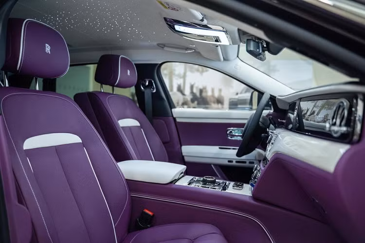 Ở ngoại hình, Rolls-Royce Ghost 2021 có sự lột xác ở thiết kế đèn pha LED và đèn hậu LED nhằm giúp xe trở nên khác biệt so với thế hệ trước đó. Chưa hết, những chiếc Rolls-Royce Ghost thế hệ hoàn toàn mới còn nhận được sự thay đổi thiết kế ở cản va trước, lưới tản nhiệt, la-zăng và cản va sau.