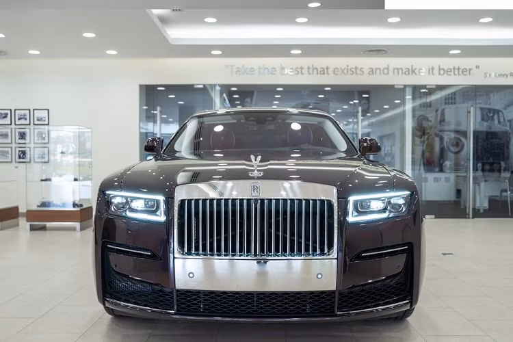 Chiếc xe siêu sang Rolls-Royce Ghost Extended 2021 mới đến Campuchia đã có chủ nhân đặt mua từ trước đó. Hiện vẫn chưa có chiếc xe siêu sang Rolls-Royce Ghost thế hệ mới nào được đưa về Việt Nam nên việc các đại gia Campuchia được cho đã sở hữu ít nhất 2 chiếc xe Rolls-Royce Ghost 2021 đã khiến giới mê xe trong nước không khỏi phát hờn.