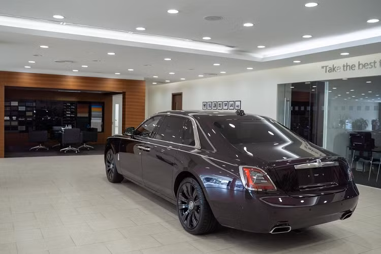 Những hình ảnh do đại lý Rolls-Royce Motor Cars Phnom Penh ở Campuchia chia sẻ cho thấy, chiếc xe siêu sang Rolls-Royce Ghost 2021 này thuộc phiên bản trục cơ sở dài và có màu sơn tím quý phái cùng với đó là nhiều chi tiết mạ crôm sáng bóng.