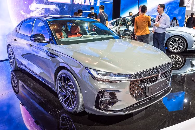 Để đảm bảo an toàn cho người dùng, Lincoln Zephyr 2022 còn có hệ thống Co-Pilot 360 2.0 và Lincoln ActiveGlide, cho phép xe tự động lái ở cấp độ 2. Đáng tiếc là Lincoln Zephyr 2022 chỉ dành riêng cho thị trường Trung Quốc. Giá xe Lincoln Zephyr 2022 tại thị trường tỷ dân này dao động từ 255.000 - 342.000 Nhân dân tệ (khoảng 892,5 triệu đến 1,19 tỷ đồng) cho 7 phiên bản.