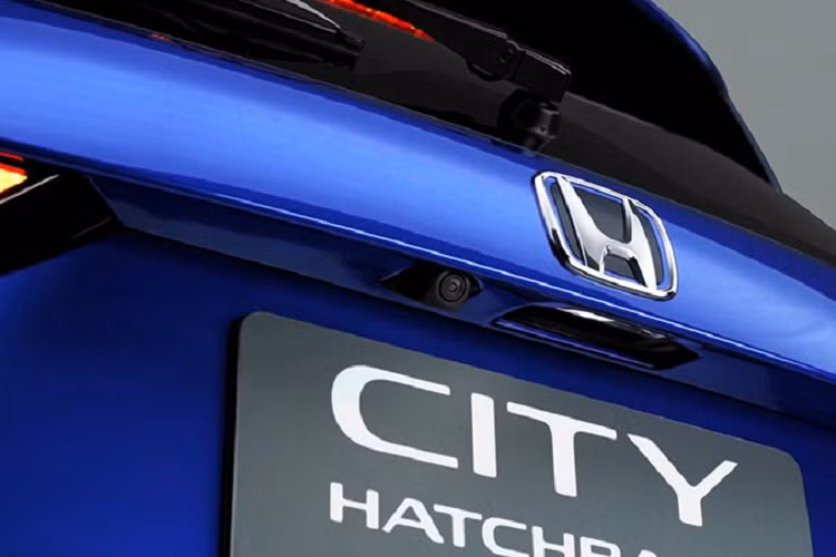 Sau nửa năm, hãng Honda tiếp tục bổ sung 1 tùy chọn động cơ nữa cho mẫu xe hatchback hạng B này. Theo đó, Honda City Hatchback hoàn toàn mới tại Thái Lan sẽ có thêm hệ truyền động hybrid mang tên e:HEV giống phiên bản sedan City e:HEV RS.