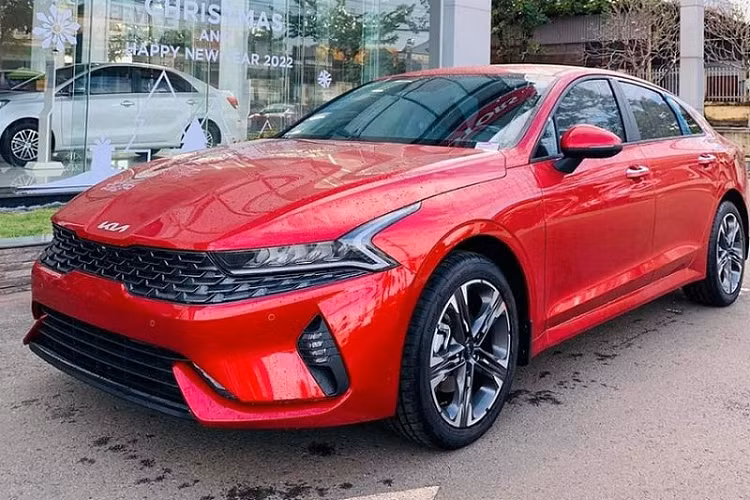 Đáng chú ý, Kia K5 2022 bản Luxury không có quá nhiều cách biệt về trang bị so với 2 bản còn lại (2.0 Premium và 2.5 GT-Line). Xe vẫn sở hữu đèn pha và đèn sương mù LED nhưng không có thấu kính Projector, đèn xi-nhan đặt thấp thay vì tích hợp vào dải đèn định vị ban ngày như 2 bản cao.