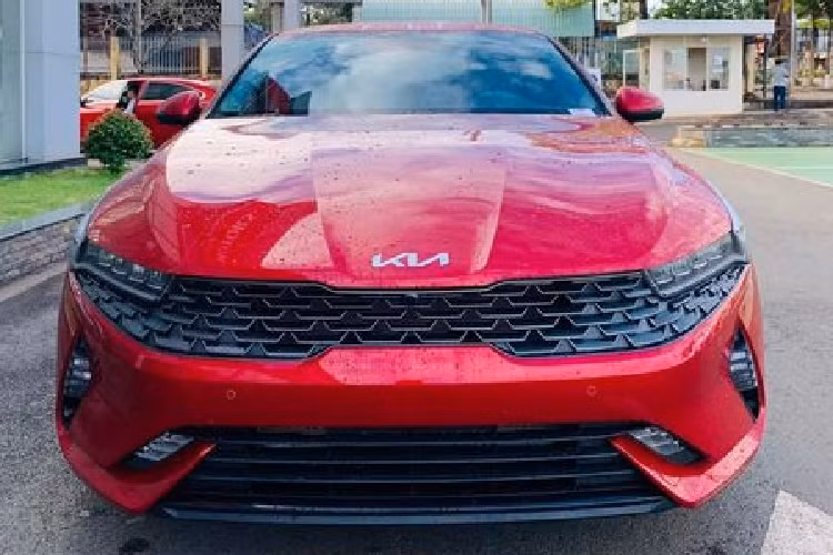 Chưa hết, mẫu xe sedan Kia K5 2022 cũng được trang bị bộ la-zăng thời trang tương tự 2 bản cao, nhìn chung, nếu không quan sát kĩ thì khó có thể nhận ra đây là bản Luxury giá rẻ nhất.