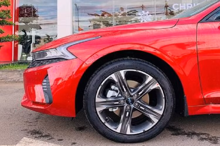 Ở bên trong, Kia K5 2022 bản Luxury sở hữu nội thất bọc da đen, màn hình giải trí cảm ứng 10,25 inch, cụm đồng hồ Full LCD 12,3 inch, vô lăng ba chấu tích hợp nút bấm, lẫy chuyển số, sạc không dây và đèn nội thất.