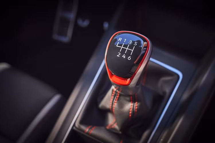 Bên trong Volkswagen Golf GTI S 2022 có những trang bị tiêu chuẩn như bảng đồng hồ kỹ thuật số với màn hình 10,25 inch, màn hình thông tin giải trí 8,25 inch, hệ thống âm thanh 7 loa, sạc điện thoại thông minh không dây, 4 cổng USB-C và hệ thống đèn viền nội thất Ambient Lighting 30 màu. Cần số của hộp số sàn trên bản S được thiết kế hình quả bóng golf đặc trưng của xe GTI.