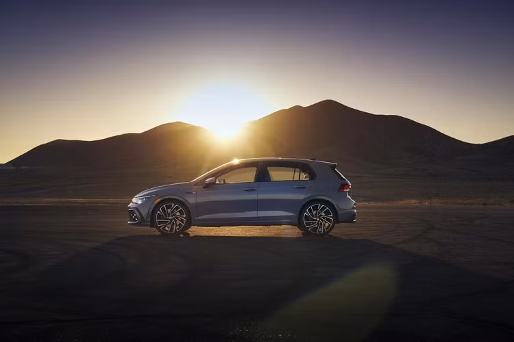 Tại thị trường Mỹ, giá xe Volkswagen Golf GTI S 2022 có mức bán ra dao động từ 30.540 - 40.790 USD (khoảng 702 - 938 triệu đồng).