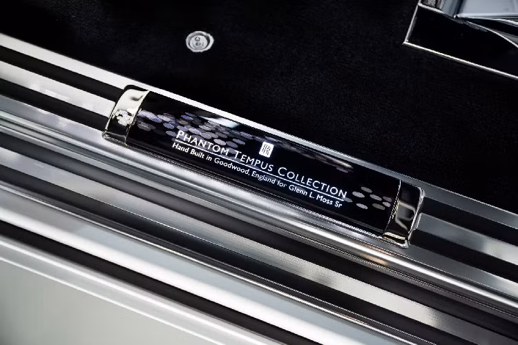 Bậc cửa của chiếc xe được khắc dòng chữ “Phantom Tempus Collection – Sản xuất thủ công tại Goodwood, Anh Quốc cho ông Glenn L. Moss Sr”.