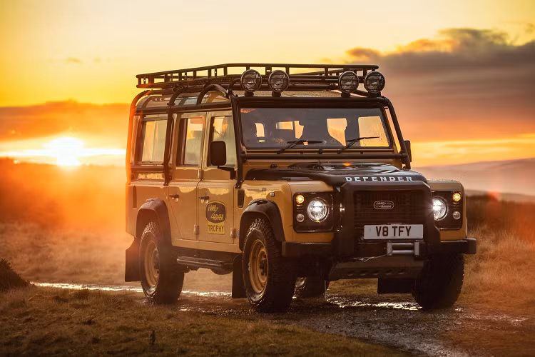 "Trái tim" của mẫu xe địa hình Land Rover Defender Work V8 Trophy được sản xuất dựa trên động cơ của dòng Work V8 Trophy 2012-2016. Đây là loại động cơ xăng 5.0L, hút khí tự nhiên, cho công suất 405 mã lực tại 6.000 vòng/phút và mô-men xoắn cực đại 515 Nm tại 5.000 vòng/phút. Sức mạnh được truyền đến 4 bánh thông qua hộp số tự động ZF 8 cấp.