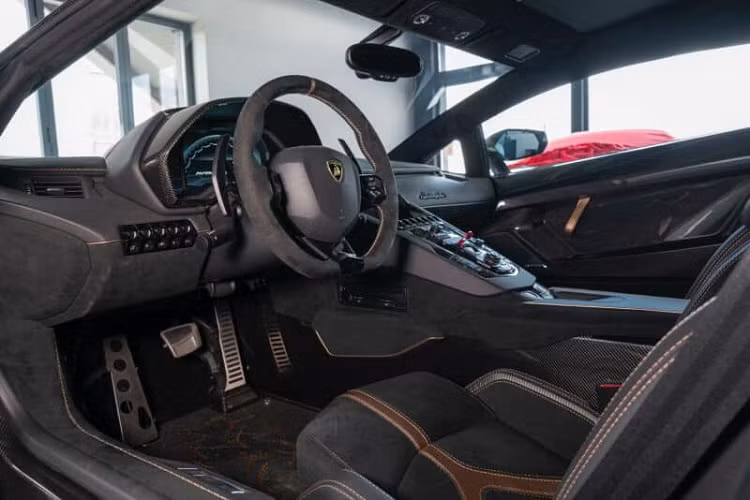 Chỉ có 63 chiếc siêu xe Lamborghini Aventador SVJ63 được sản xuất trên toàn thế giới và vẫn chưa có bất kỳ chiếc nào xuất hiện tại dải đất hình chữ S. Vì thế, sự có mặt của 1 chiếc Lamborghini Aventador SVJ63 sẽ tạo nên dấu ấn chơi xe của nhà giàu Việt. Chiếc siêu xe Lamborghini Aventador SVJ63 "nhăm nhe" về Việt Nam có ngoại thất sơn màu trắng mờ cùng với đó là hàng loạt chi tiết sử dụng carbon nhám để tạo điểm nhấn, ngoài ra là màu vàng hồng ở bộ mâm hay vài chi tiết nhỏ ngoại hình cũng tạo nên sự lạ mắt cho xe.