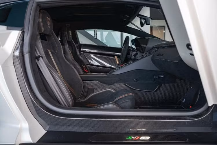 Lamborghini Aventador SVJ63 này có ghế ngồi bọc da màu đen cùng chỉ may và sọc chữ Y màu vàng hồng. Logo SVJ hoàn thành 2 màu là xanh lá, trắng và đỏ cùng con số 63 phát sáng ở bậc cửa