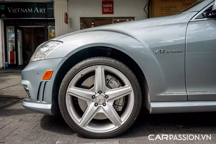 Mercedes-Benz S65 AMG đời W221 được trang bị cỗ máy V12 tăng áp kép (biturbo) có dung tích 6.0 lít, sản sinh công suất tối đa 604 mã lực tại dải vòng tua 4.800 – 5.100 vòng/phút và mô-men xoắn cực đại đạt mức 1.000 Nm tại dải vòng tua từ 2.000 – 4.000 vòng/phút.