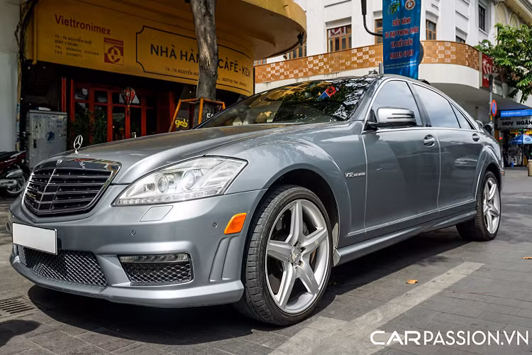 Tính đến thời điểm hiện tại, dòng sedan hiệu năng cao của Mercedes-Benz có hai thế hệ được nhập khẩu về nước, trong đó chiếc Mercedes-AMG S65 W222 vẫn là chiếc độc nhất vô nhị với giá bán cao ngất ngưởng. Xuất hiện trong bài viết là chiếc xe tại Sài Gòn, thuộc thế hệ W221 và có số lượng vô cùng ít. Đây là thế hệ S65 thứ hai được Mercedes-Benz bán ra thị trường trong khoảng thời gian từ 2006 - 2013, trước khi bị "khai tử" ở thế hệ thứ ba với phiên bản Final Edition.