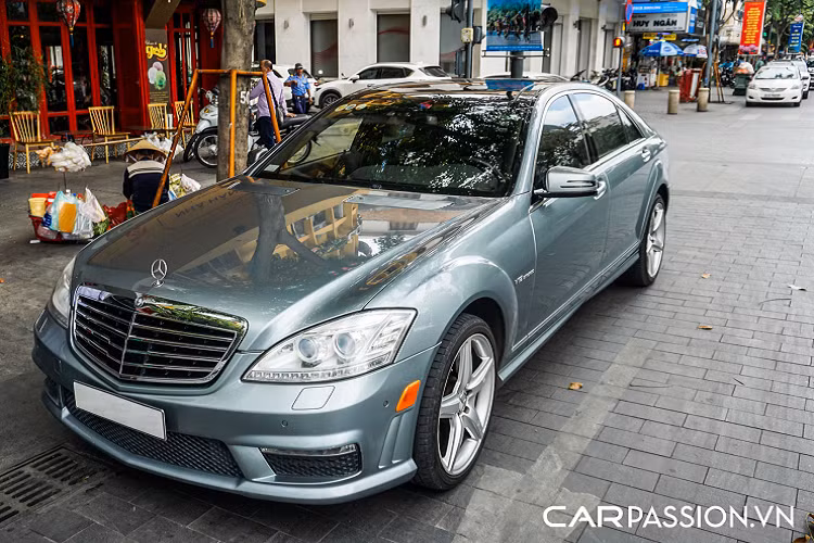 Về mặt thiết kế, S65 AMG (W221) sở hữu vẻ ngoài cứng cáp, gân guốc nhưng vẫn mang đậm dấu ấn thể thao. Mẫu sedan "hàng độc" của vị chủ nhân tại Sài Gòn đã được nâng cấp hàng loạt các chi tiết như cản trước, cản sau, gương chiếu hậu, hệ thống đèn chiếu sáng,... của phiên bản S65 facelift được ra mắt tại triển lãm Shanghai Motor Show năm 2009.
