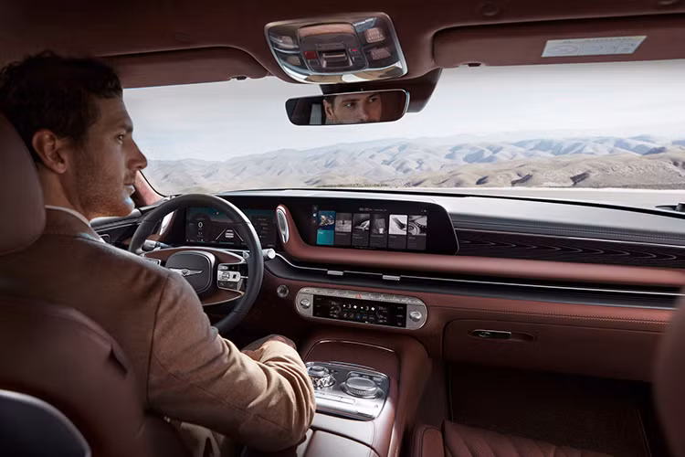 Ngoài động cơ mạnh mẽ, Genesis G90 2022 còn có nhiều trang bị đáng chú ý khác, bao gồm lưới tản nhiệt và 2 đầu ống xả hình chiếc khiên, cụm đèn pha với 2 dải đèn nằm song song với nhau, nắp ca-pô hình vỏ sò, tay nắm cửa nằm chìm vào thân xe cũng như bộ vành hợp kim 20 inch đa chấu.