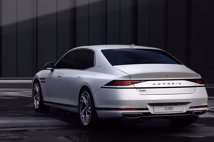 Genesis G90 2022 có 2 kích thước khác nhau. Ở bản thường, mẫu xe này sở hữu chiều dài 5.275 mm, chiều rộng 1.930 mm, chiều cao 1.490 mm và chiều dài cơ sở 3.180 mm. Trong khi đó, phiên bản trục cơ sở dài có chiều dài lên đến 5.465 mm và chiều dài cơ sở 3.370 mm. Không chỉ khác về kích thước, Genesis G90 2022 bản trục cơ sở dài còn có một số thay đổi trong thiết kế như cột B và vành la-zăng.