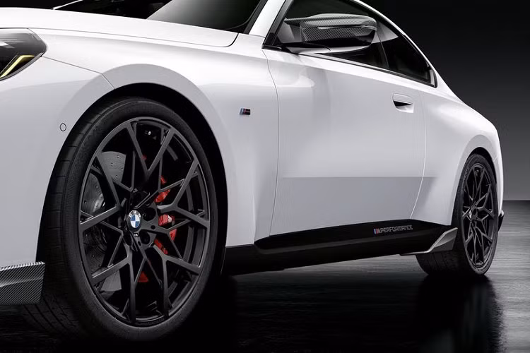 Để tạo điểm nhấn lớn hơn cho chiếc coupe 2 cửa, BMW cung cấp thêm tùy chọn đồ họa màu đen chạy dọc cửa xe và một nhãn dán khác ở mui xe.
