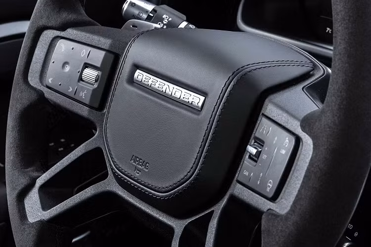 Trên phiên bản V8, hệ thống hỗ trợ đi địa hình Terrain Response có thêm chức năng mới tên Dynamic giúp Defender di chuyển ở các điều kiện off-road linh hoạt hơn. Land Rover cho biết đã nâng cấp khung gầm cứng vững hơn cho Defender V8, bộ vi sai điện tử cũng được tinh chỉnh để tăng độ ổn định khi vào cua.