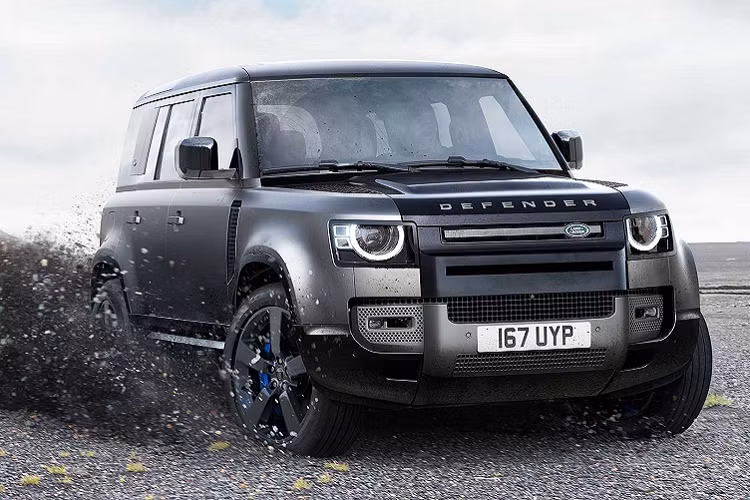 Kiểu dáng của Land Rover Defender V8 2022 tương tự đời xe trước, điểm khác biệt chính đến từ tùy chọn gói thiết kế ngoại thất Carpathian Edition theo phong cách bóng đêm. Mẫu SUV được phủ lớp sơn nhám màu xám Carpathian, kết hợp cùng màu đen bóng Narvik ở lưới tản nhiệt, nắp ca-pô, mui xe và cửa sau.