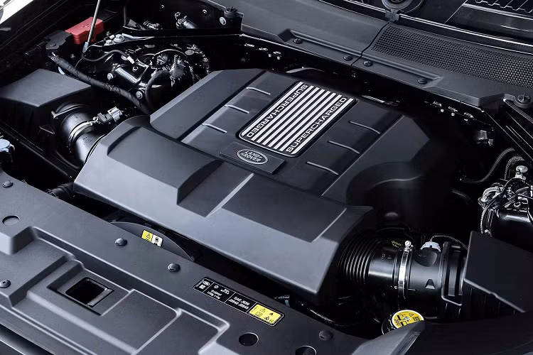 Với tùy chọn động cơ xăng V8 siêu nạp 5.0L, Land Rover Defender 2022 có công suất tối đa 518 mã lực và mô-men xoắn cực đại 625 Nm. Chiếc SUV có hộp số tự động 8 cấp, hệ dẫn động 4 bánh, khả năng tăng tốc 0-100 km/h trong 5,2 giây và vận tốc tối đa đạt 240km/h.