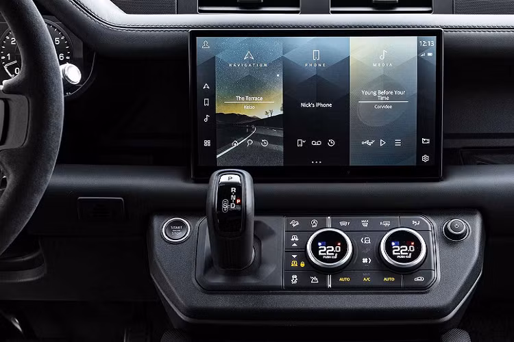 Ở đời 2022, Defender được Land Rover nâng cấp hệ thống thông tin giải trí Pivi Pro với màn hình cảm ứng trung tâm to hơn, kích thước đạt 11,4 inch thay vì 10 inch trên các phiên bản cũ. Ngoài ra, sạc điện thoại không dây nay là trang bị tiêu chuẩn trên Land Rover Defender 2022.