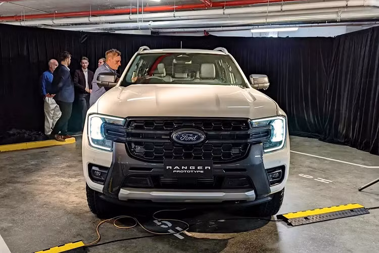 Mẫu xe Ford Ranger 2022 thế hệ mới được trưng bày thuộc phiên bản sử dụng động cơ dầu V6 dung tích 3.0L tăng áp cho công suất 248 mã lực và mô-men xoắn cực đại 600Nm. Động cơ Dầu V6 3.0L này vốn được dùng trên dòng bán tải cỡ lớn Ford F-150, và lần đầu tiên Ford dùng động cơ cỡ lớn này trên mẫu bán tải cỡ trung.