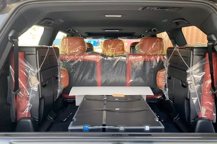 Vòng ra bên hông xe, chiếc SUV hạng sang Lexus LX570 Black Edition phiên bản 2021 nhận về sự thay đổi đắt giá ở bộ mâm 5 chấu kép thiết kế mới và được sơn 2 tông màu tương phản thay vì kiểu mâm 10 chấu đơn thiết kế bất tương xứng và hoàn thành với tông màu đen. Đuôi xe của Lexus LX570 Black Edition 2021 có đèn hậu LED đậm hơn và logo Black Edition S tạo điểm nhấn đặc biệt cho ngoại thất của chiếc xe SUV hạng sang này.