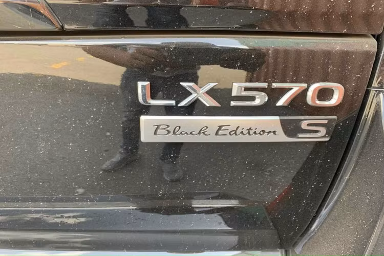 Lexus LX570 là dòng xe SUV hạng sang được các đại gia Việt rất yêu thích nên các phiên bản của mẫu xe được mệnh danh là "chuyên cơ mặt đất" luôn được mang về nước để phục vụ khách hàng. Bằng chứng rõ nhất là sự xuất hiện của chiếc Lexus LX570 Black Edition 2021.