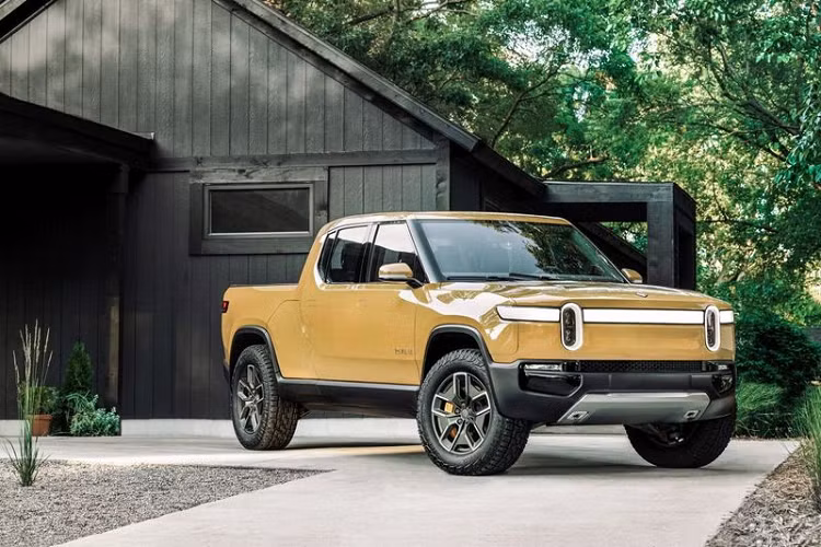 R1T sử dụng hệ thống 4 mô-tơ độc lập 147 kW, sản sinh công suất khoảng 800 mã lực và mô-men xoắn cực đại 14.000 Nm, sức mạnh được gửi tới cả 4 bánh xe giúp siêu bán tải tăng tốc từ 0-97 km/h chỉ trong 3,2 giây.