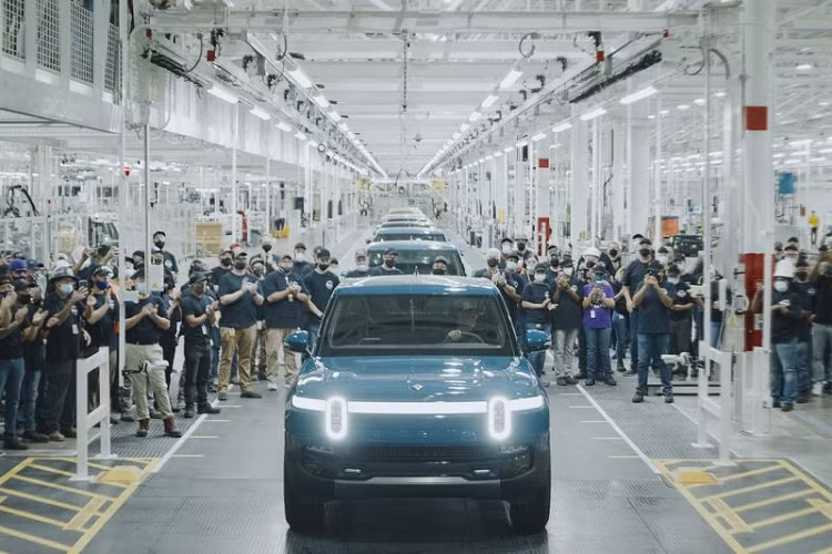 Vào 3 năm trước, khi Rivian ra mắt R1T, hãng đã đạt được những bước tiến lớn, bao gồm việc cải tạo lại một nhà máy cũ của Mitsubishi ở Normal, Illinois, huy động được những khoản tiền khổng lồ từ các nhà đầu tư...