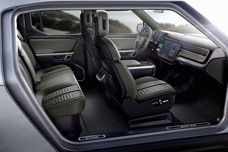 Rivian đưa tới cho khách hàng của R1T ba sự lựa chọn về pin bao gồm 150 kWh, 130 kWh và 180 kWh, tương ứng với phạm vi hoạt động tối đa 370 km, 482 km và 643 km trong mỗi lần sạc đầy.