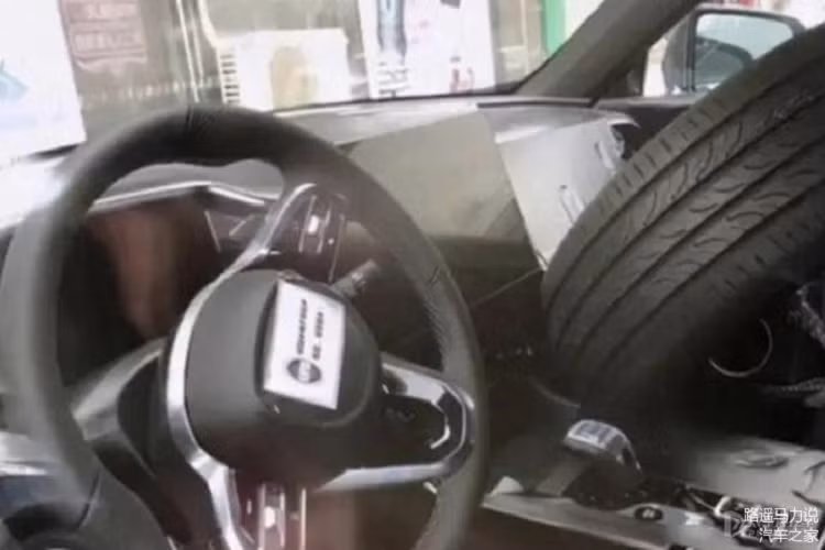 Bên sườn, mẫu xe SUV Trung Quốc này được áp dụng phong cách thiết kế phẳng và thẳng thớm với đường vai xe nổi bật. Bên dưới xuất hiện bộ vành hợp kim 5 chấu kép cỡ lớn.