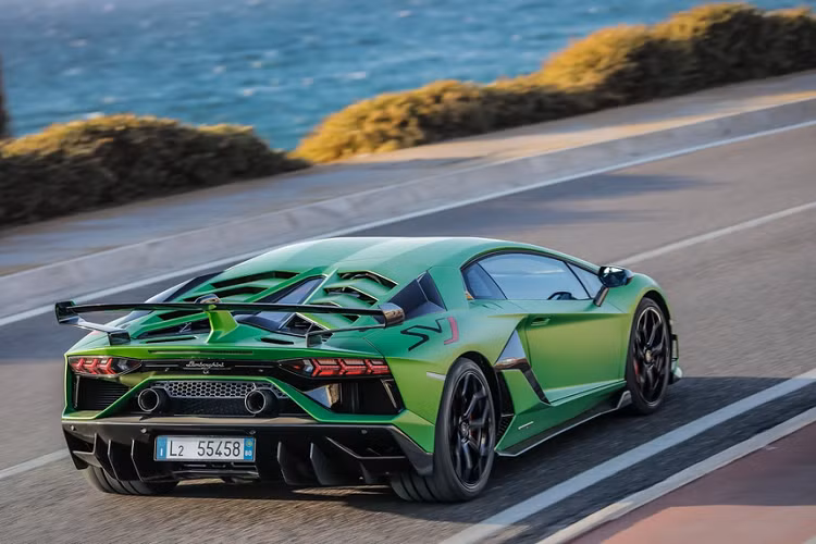Lamborghini Aventador SVJ hon 50 ty dinh loi bung nap dong co-Hinh-2